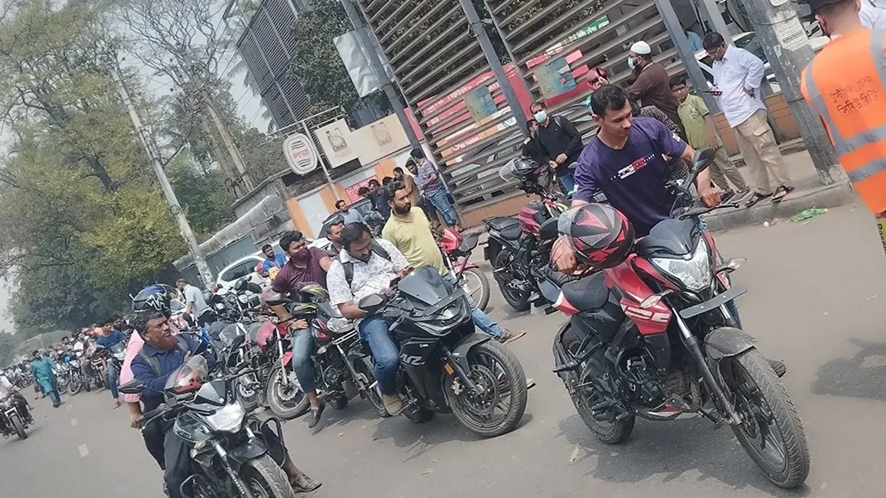 বৃহস্পতিবার ও শুক্রবার বিভিন্নস্থানে জ্বালানি তেলের জন্য এভাবে অপেক্ষায় থাকেন মোটরসাইকেল চালকরা
