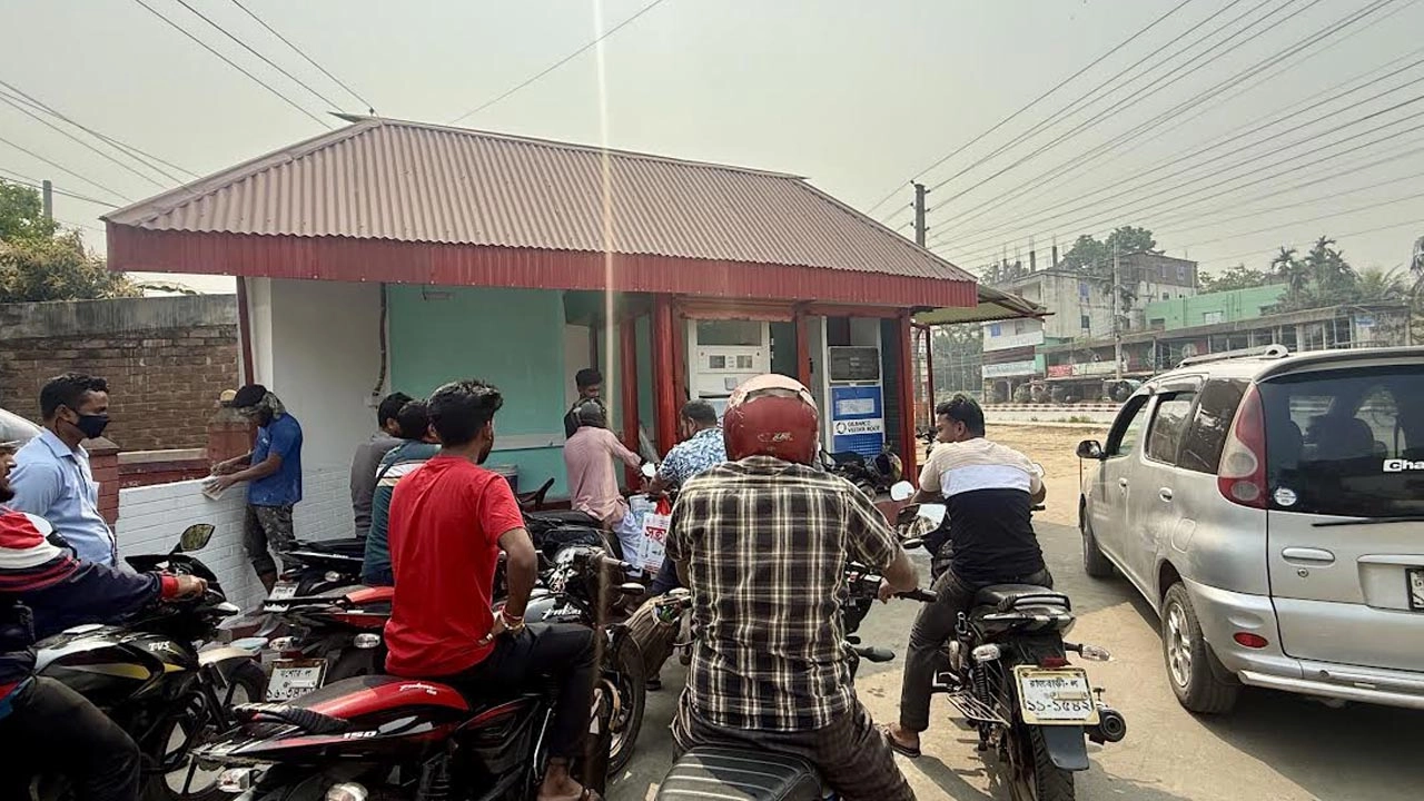 অনেকেই আগেভাগে জ্বালানি মজুদ করতে পেট্রোল পাম্পে ভিড় করছেন।