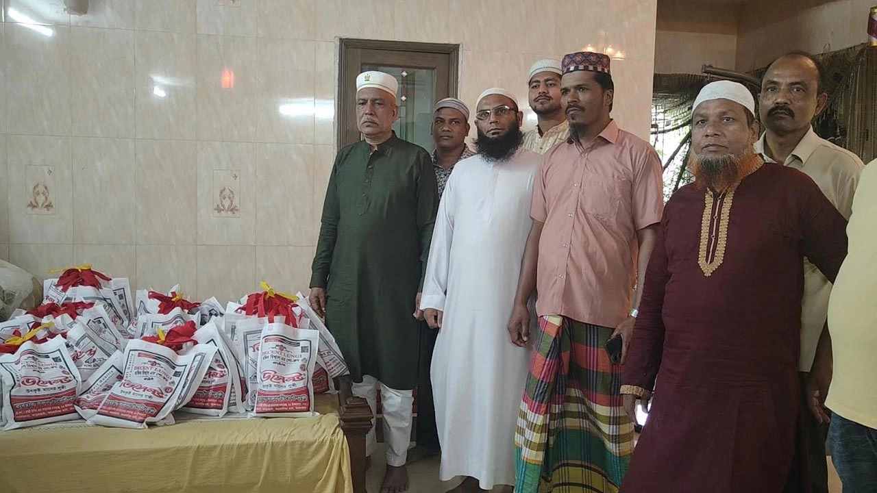 টঙ্গীবাড়িতে ইমামদের মাঝে ঈদ উপহার দিলেন বিএনপি নেতা