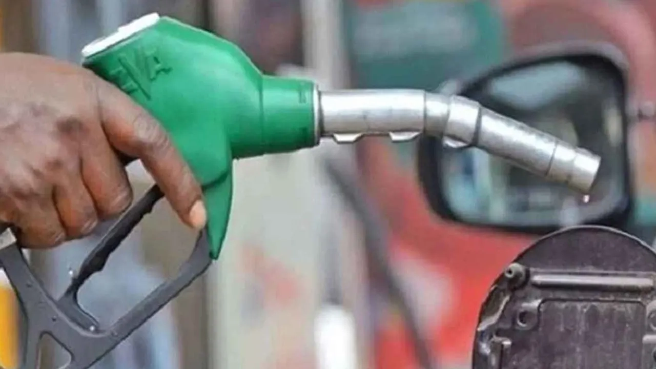 একটি পাম্প থেকে গাড়িতে তেল নিচ্ছে-ফাইল ছবি