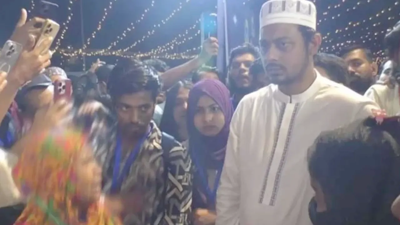 স্থানীয় মানুষের সঙ্গে কথা বলেন নাসীরুদ্দীন পাটওয়ারী