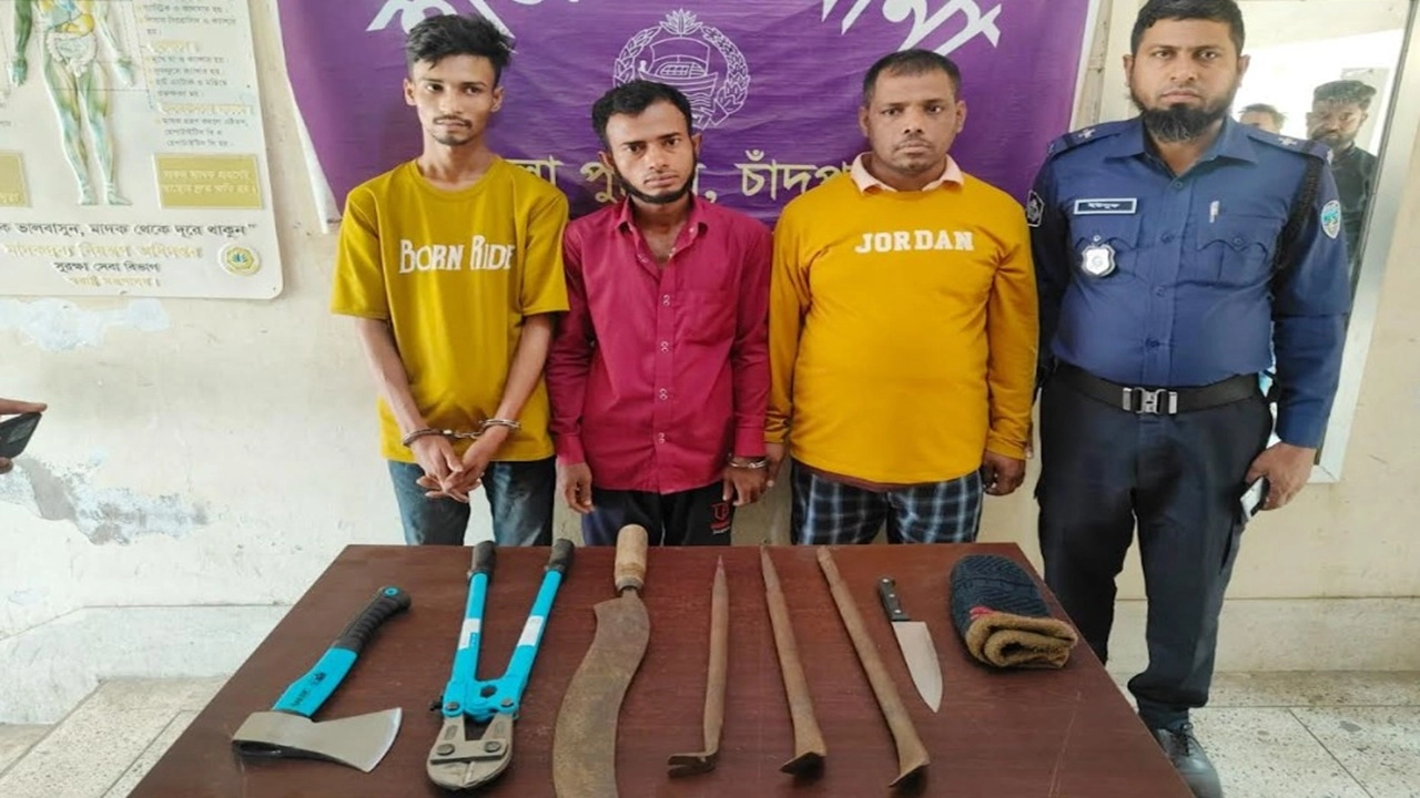 অস্ত্রসহ ডাকাত দলের ৩ সদস্য গ্রেপ্তার