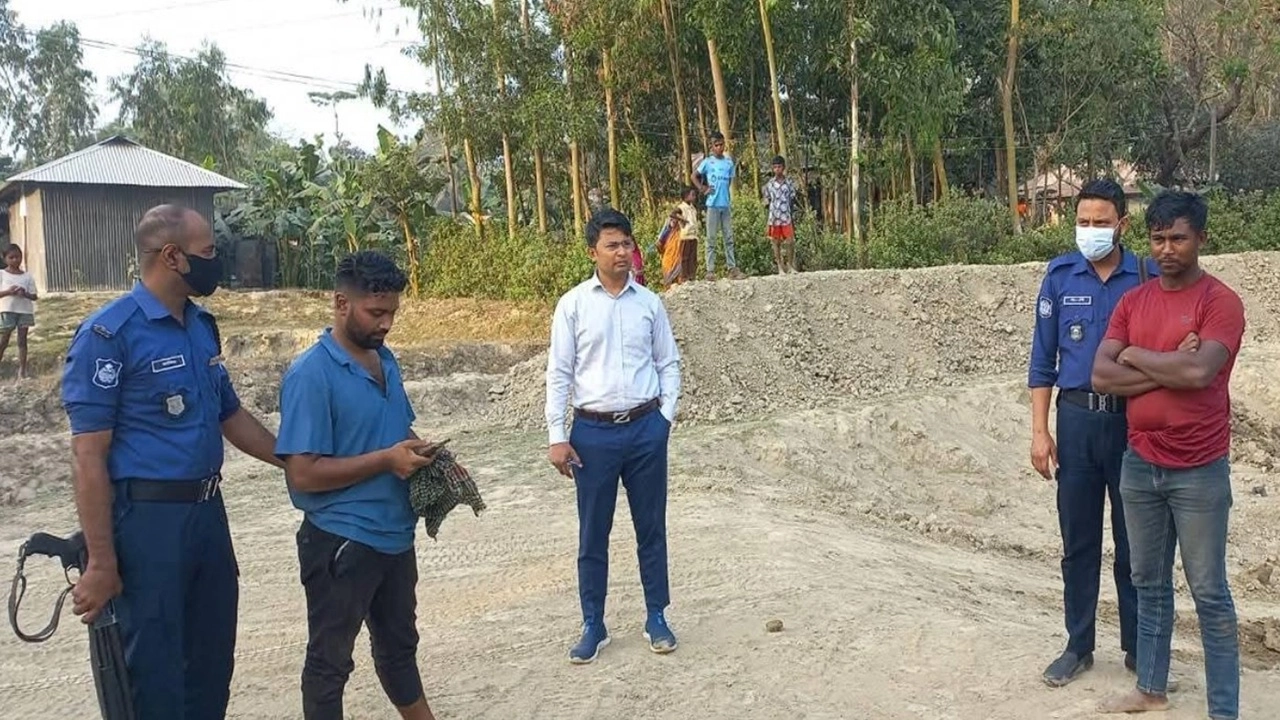 অবৈধভাবে কৃষি জমির মাটি কাটায় দুই চালককে জরিমানা