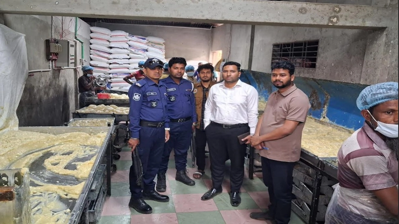 লালমোহনে সেমাই কারখানায় ভ্রাম্যমান আদালতের অভিযান