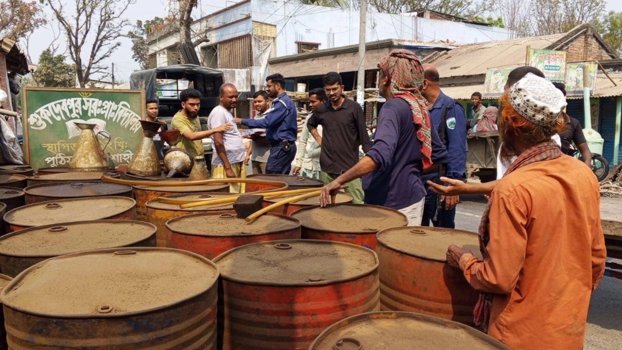 পুঠিয়ায় বাজার মনিটরিং, মেয়াদোত্তীর্ণ কীটনাশক জব্দ