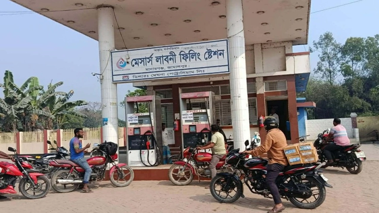 মাদারগঞ্জের পাম্পে তেল