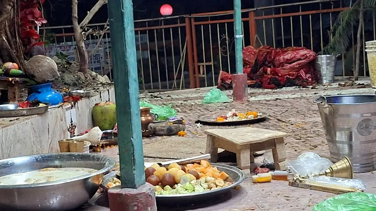 কালী গাছতলা শিব মন্দিরে ককটেল বিস্ফোরণ ।। ছবি: সংগৃহীত