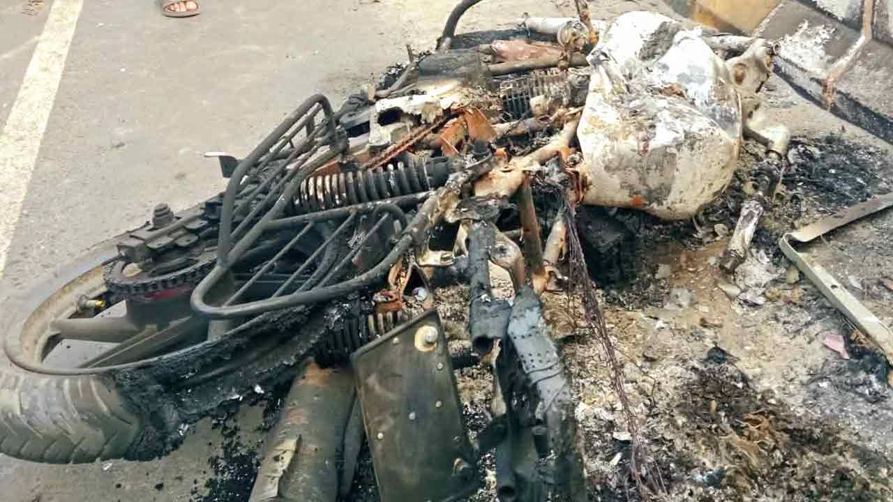 ছিনতাইকারীদের সঙ্গে থাকা ব্যবহৃত মোটরসাইকেলটি আগুনে পুড়িয়ে দেয়া হয়