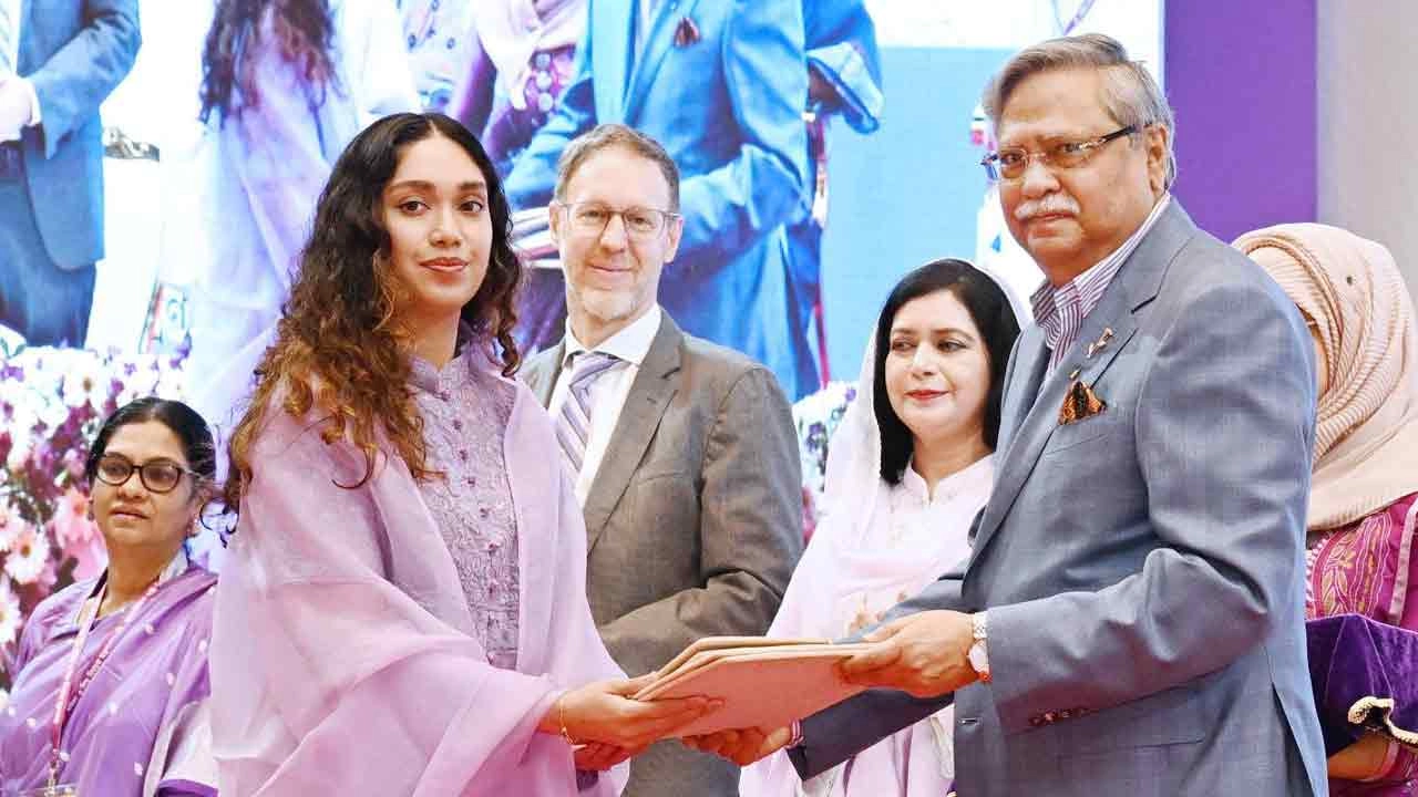 খালেদা জিয়ার পক্ষে মরণোত্তর পুরস্কারটি রাষ্ট্রপতি মো. সাহাবুদ্দিনের হাত থেকে গ্রহণ করেন ব্যারিস্টার জাইমা রহমান।