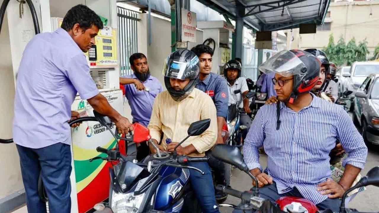 ঢাকার একটি ফুয়েল পাম্প থেকে তেল নিচ্ছেন মোটরসাইকেল ব্যবহারকারীরা