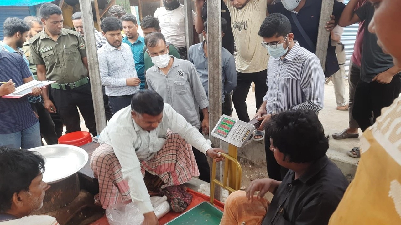 বেশি দামে মাংস বিক্রির দায়ে জরিমানা