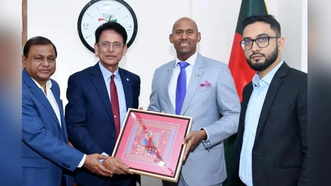 ঢাকায় নিযুক্ত কানাডার হাইকমিশনার অজিত সিংয়ের সাথেসৌজন্য সাক্ষাৎ কারেন শিক্ষামন্ত্রী ড. আ ন ম এহছানুল হক মিলন।