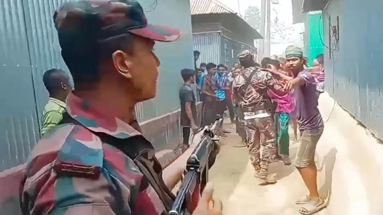 চোরাকারবারি ও গ্রামবাসীর সঙ্গে বিজিবির সংঘর্ষ 