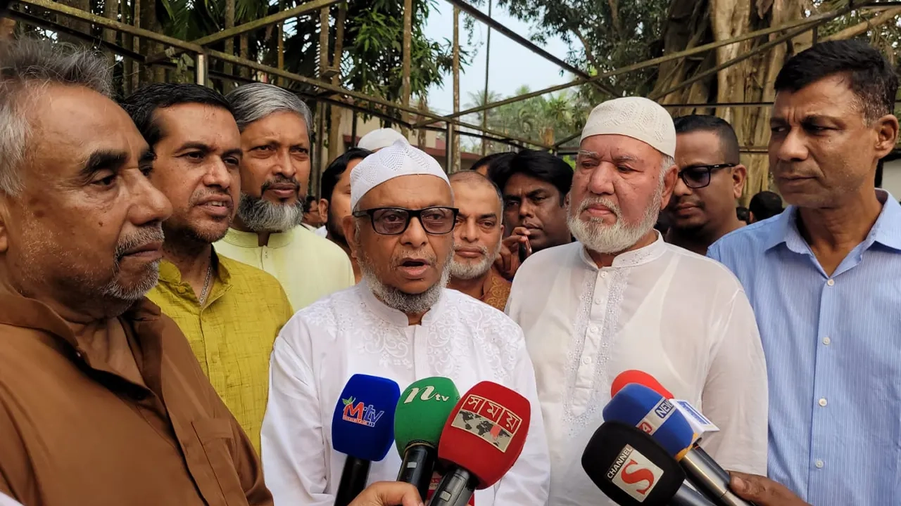 সাংবাদিকদের সঙ্গে কথা বলেন শ্রম ও কর্মসংস্থান ও বৈদেশিক কর্মসংস্থানমন্ত্রী আরিফুল হক চৌধুরী