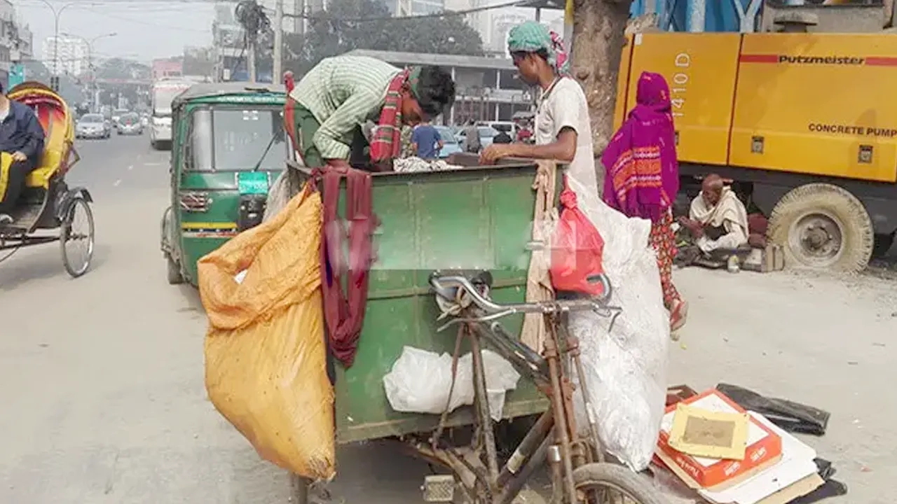 রাজধানীতে ময়লা অপসারণের চিত্র-ফাইল ছবি