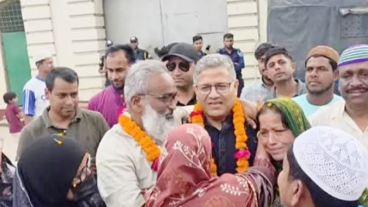 আওয়ামী লীগের নেতাকে জেলগেটে ফুলের মালা পরিয়ে বরণ করে নেন ফরিদপুর-৪ আসনের নবনির্বাচিত সংসদ সদস্য ও বিএনপি নেতা শহিদুল ইসলাম বাবুল