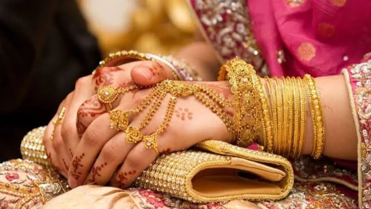 যুদ্ধের মধ্যেও কমে গেল স্বর্ণের দাম, আজকে ভরি কত?