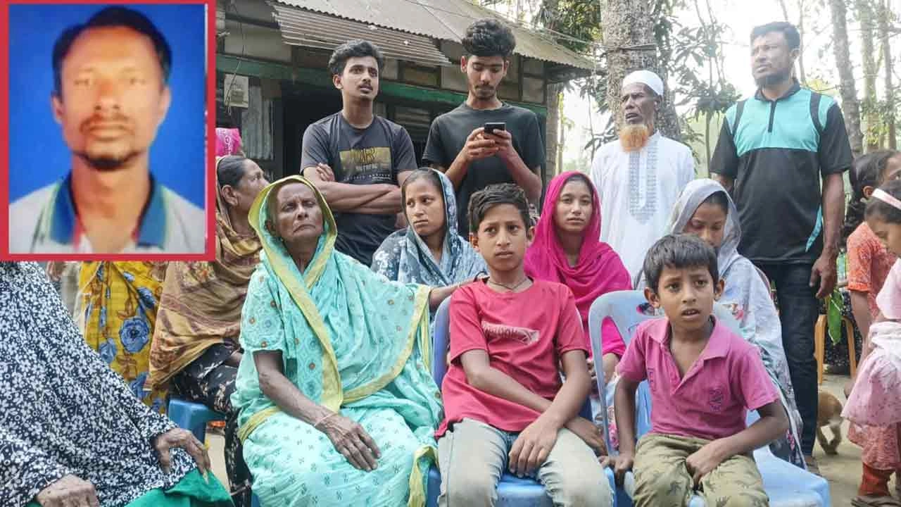 মেয়েকে উত্যক্তের প্রতিবাদে হামলায় নিহত কৃষক জাকির হোসেন মিয়াজি (ইনসেটে)। মতলব উত্তরের হরিনা গ্রামে তার বাড়িতে শোকাহত স্বজনরা।