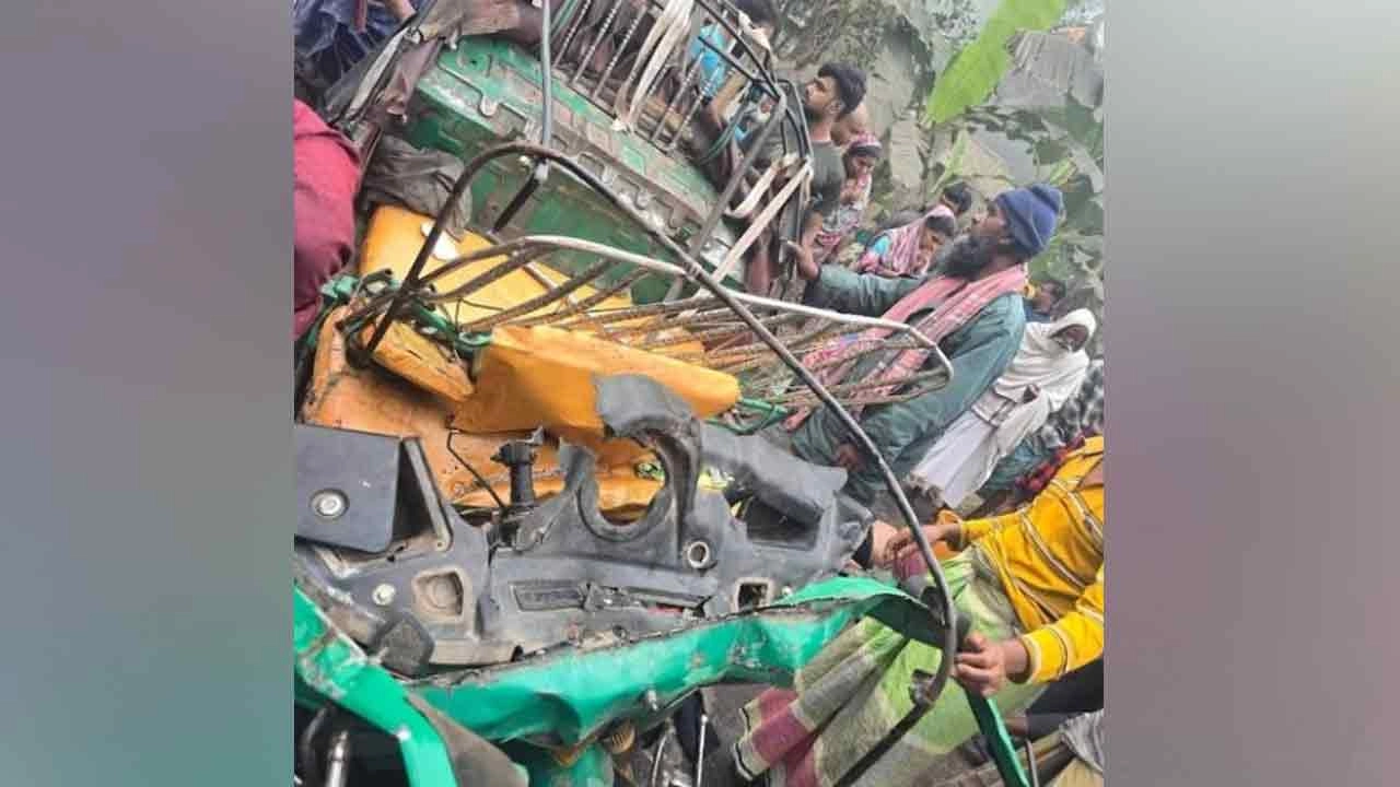 দুমড়ে মুচড়ে যাওয়া সিএনজি ও ভটভটি