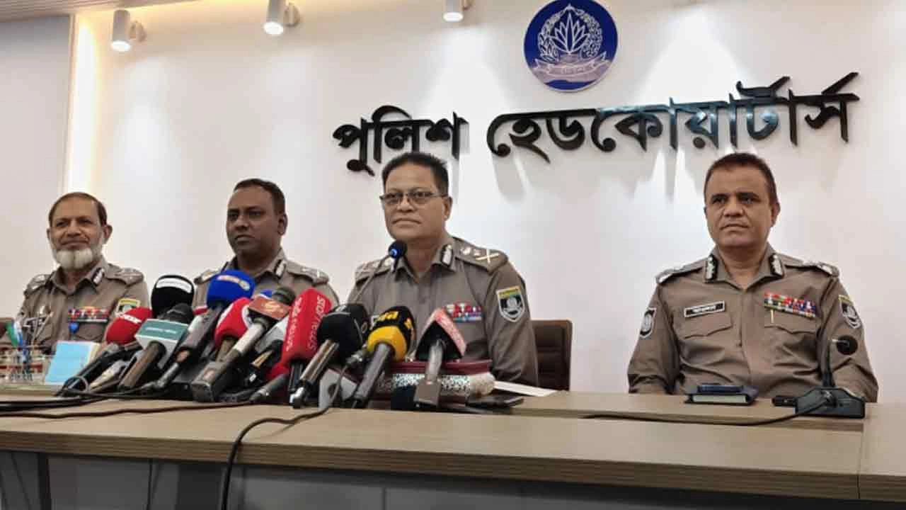 পুলিশ হেডকোয়ার্টার্স মিডিয়া সেন্টারে সমসাময়িক নানা ইস্যুতে সংবাদ সম্মেলন হয়