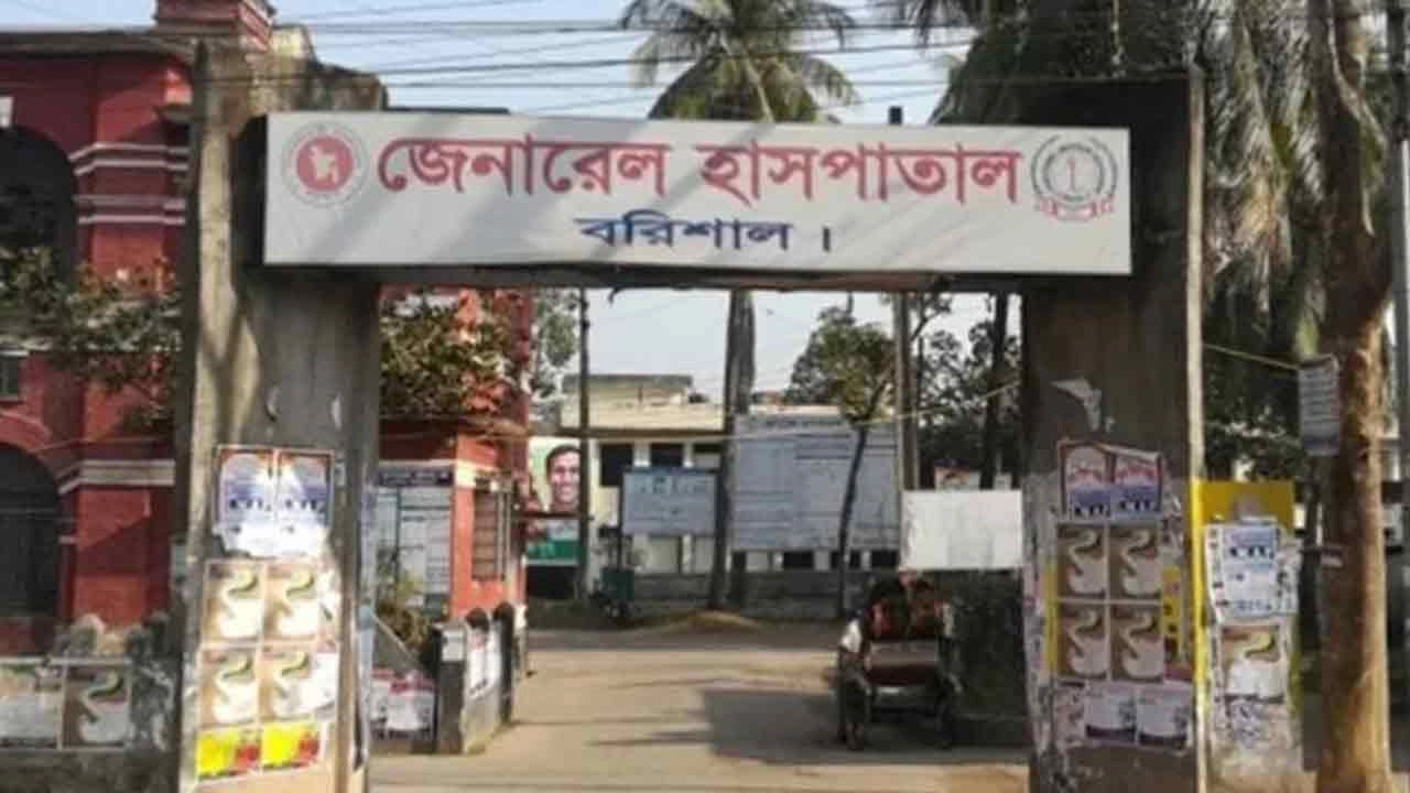 বরিশালে দুই চিকিৎসককে শোকজ