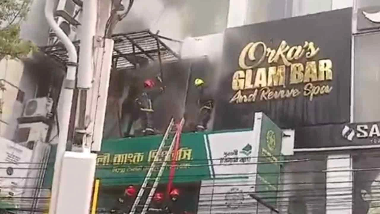 রাজধানীতে বহুতল ভবনে আগুন