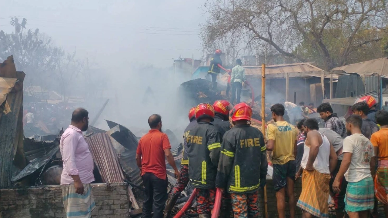 দুই ঘণ্টার চেষ্টায় আগুন নিয়ন্ত্রণে আনে ফায়ার সার্ভিস
