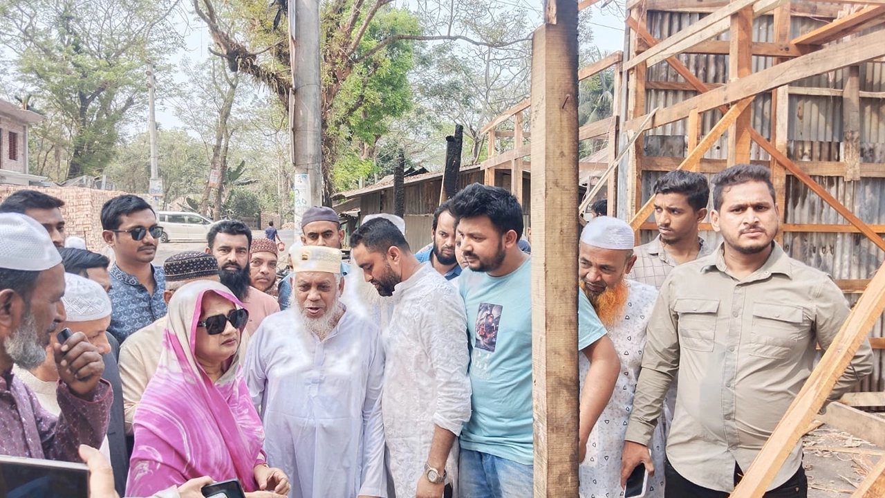 ঝালকাঠিতে অগ্নিকাণ্ডে ক্ষতিগ্রস্ত ব্যবসায়ীদের পাশে এমপি ইলেন ভুট্টো