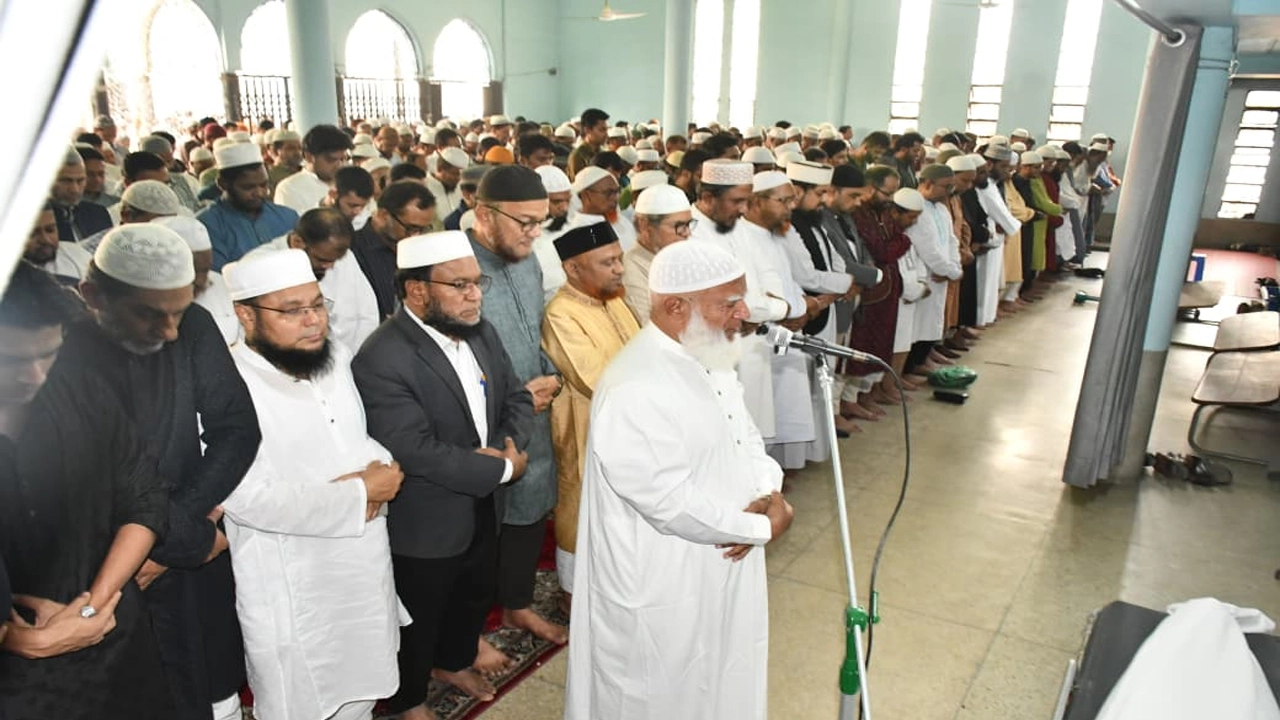 আল-আরাফাহ ইসলামী ব্যাংকের এক্সিকিউটিভ ভাইস প্রেসিডেন্টের জানাজায় বিরোধীদলীয় নেতার অংশগ্রহণ