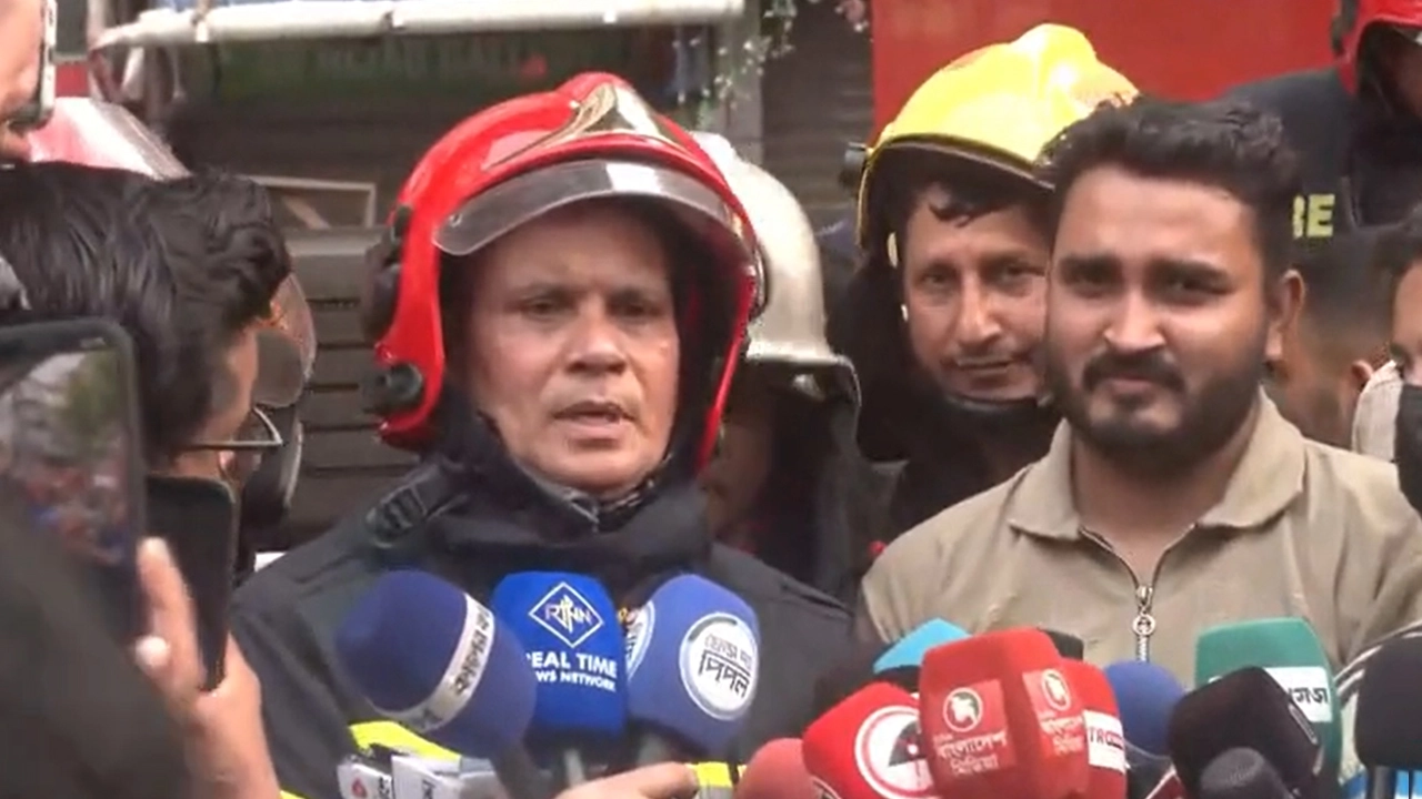 আগুন নিয়ন্ত্রণে আসার পর সাংবাদিকদের সঙ্গে কথা বলছেন ফায়ার সার্ভিসের উপপরিচালক (অপারেশন) মামুনুর রশীদ ।। ছবি: সংগৃহীত