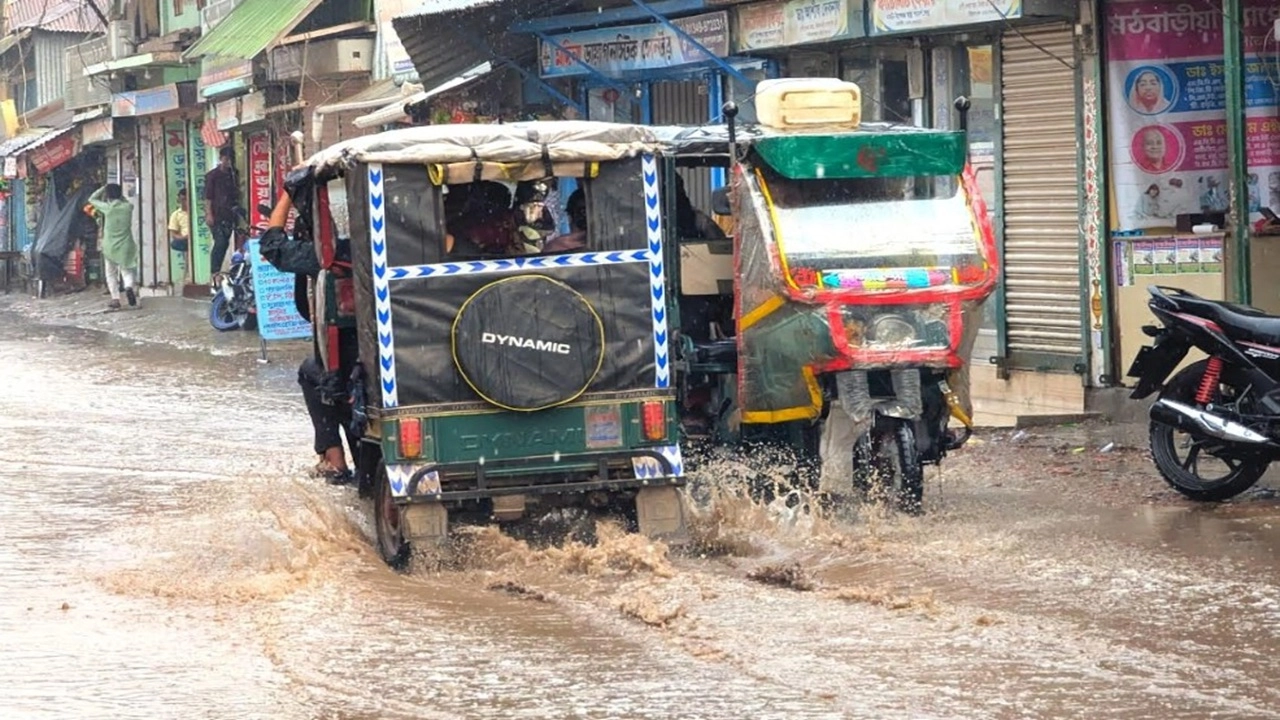 মঠবাড়িয়া সরকারি হাসপাতালের সম্মুখ সড়কে জলাবদ্ধতা  ​