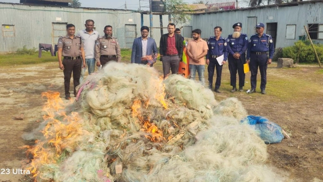 চাঁদপুরে নিষিদ্ধ জাল আগুনে পুড়িয়ে ধ্বংস