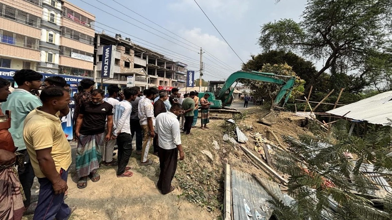 কালুখালীতে সরকারি জমি দখলমুক্ত করতে প্রশাসনের উচ্ছেদ অভিযান