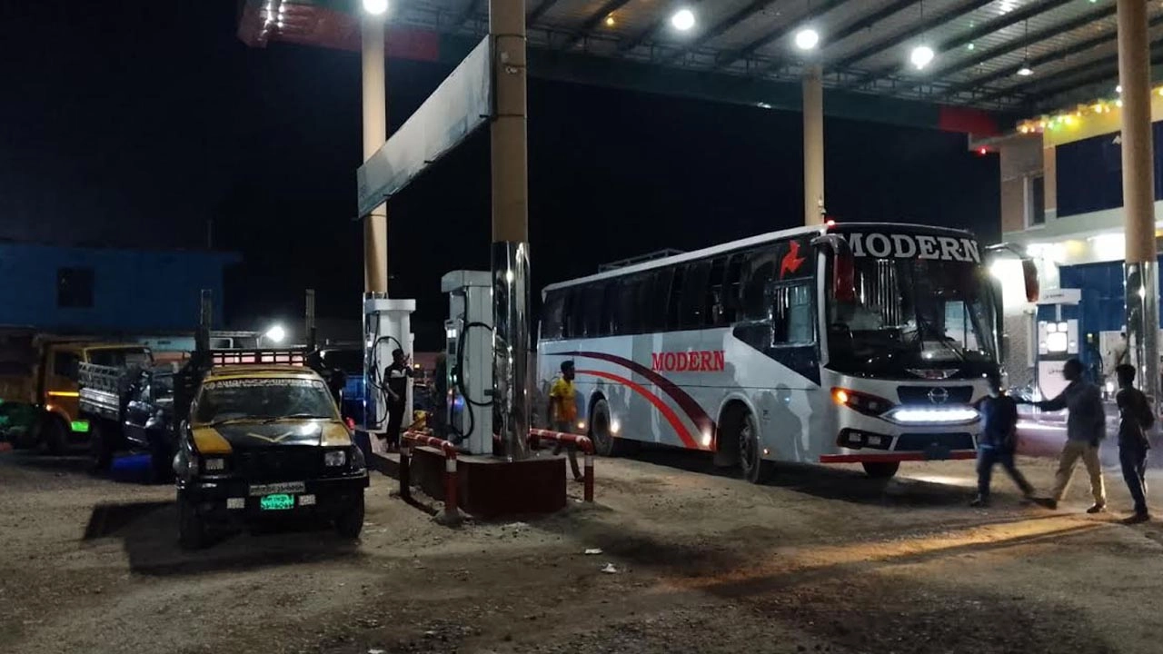 শায়েস্তাগঞ্জে ইফতারের আগে তেল না পেয়ে বিপাকে চালকরা