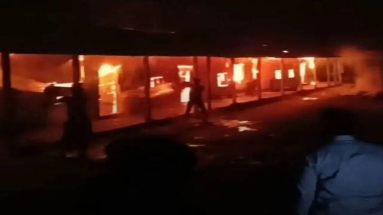 কুমিল্লার লাকসামে একটি মাদ্রাসার আবাসিক ভবনে অগ্নিকাণ্ডের ঘটনা ঘটেছে