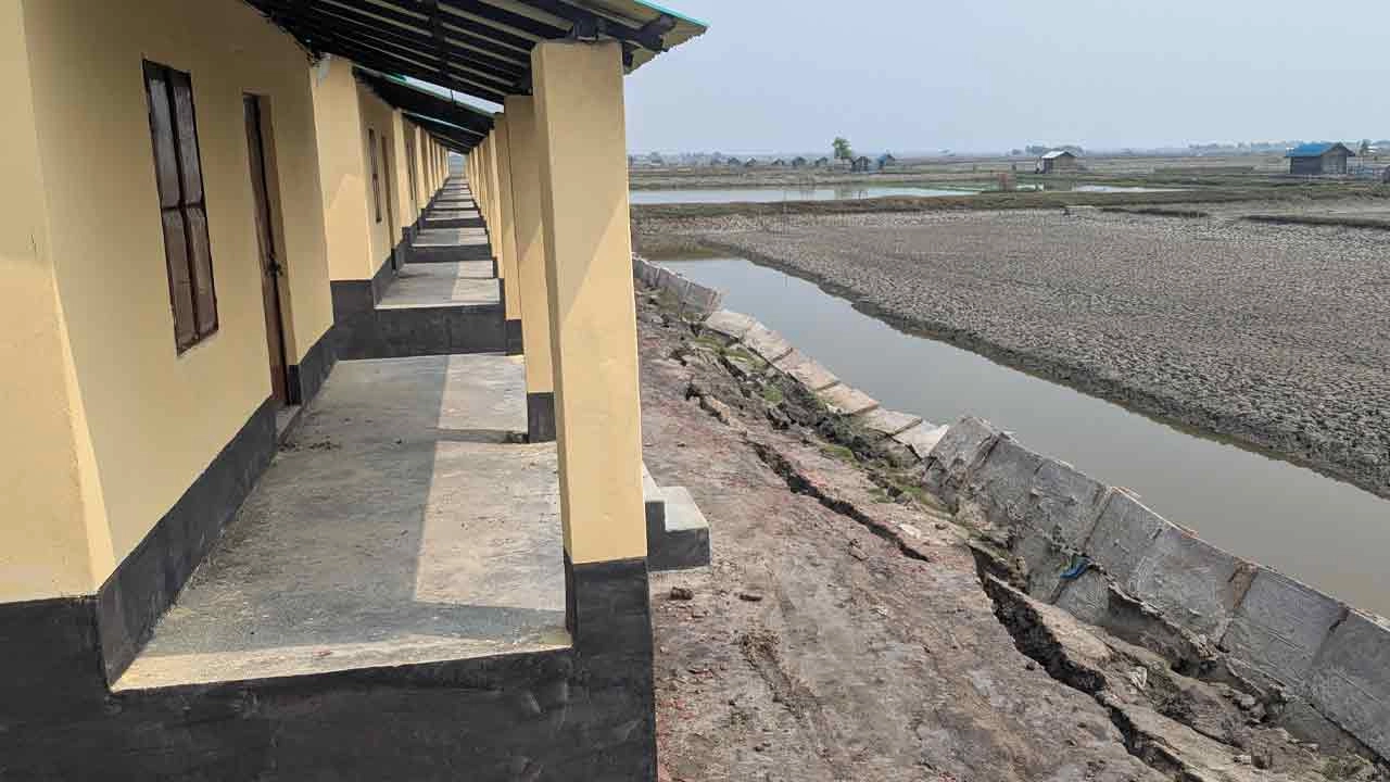 আশ্রয়ণ প্রকল্পের অর্ধকোটি টাকার ১৮টি ঘর হস্তান্তরের আগেই ঝুঁকিতে