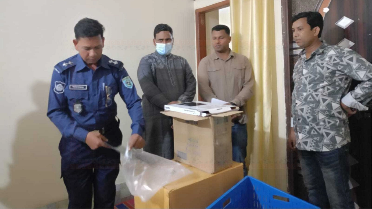 স্টোরকিপার আটক