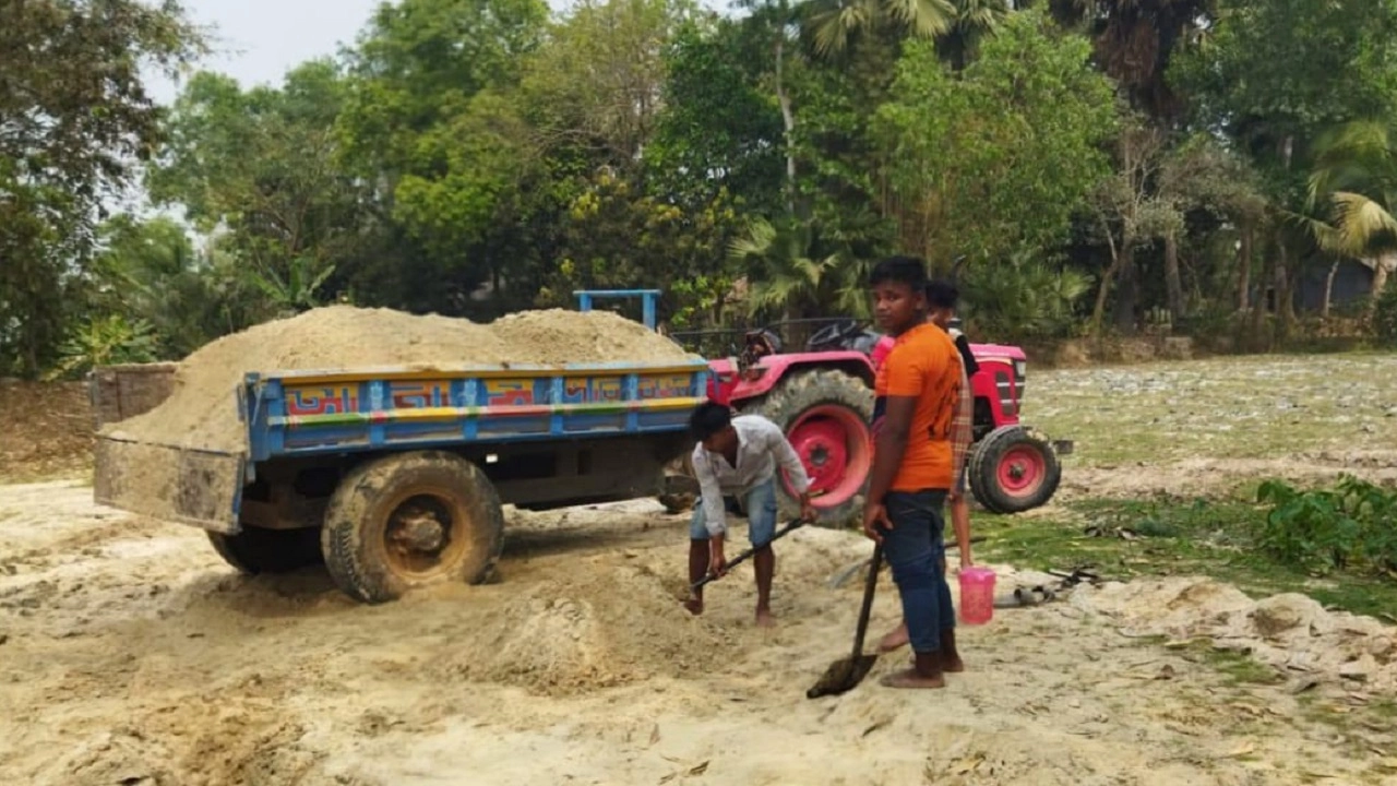 মাধবপুরে ইজারাবিহীন বালু উত্তোলনে কৃষকদের প্রতিবাদ
