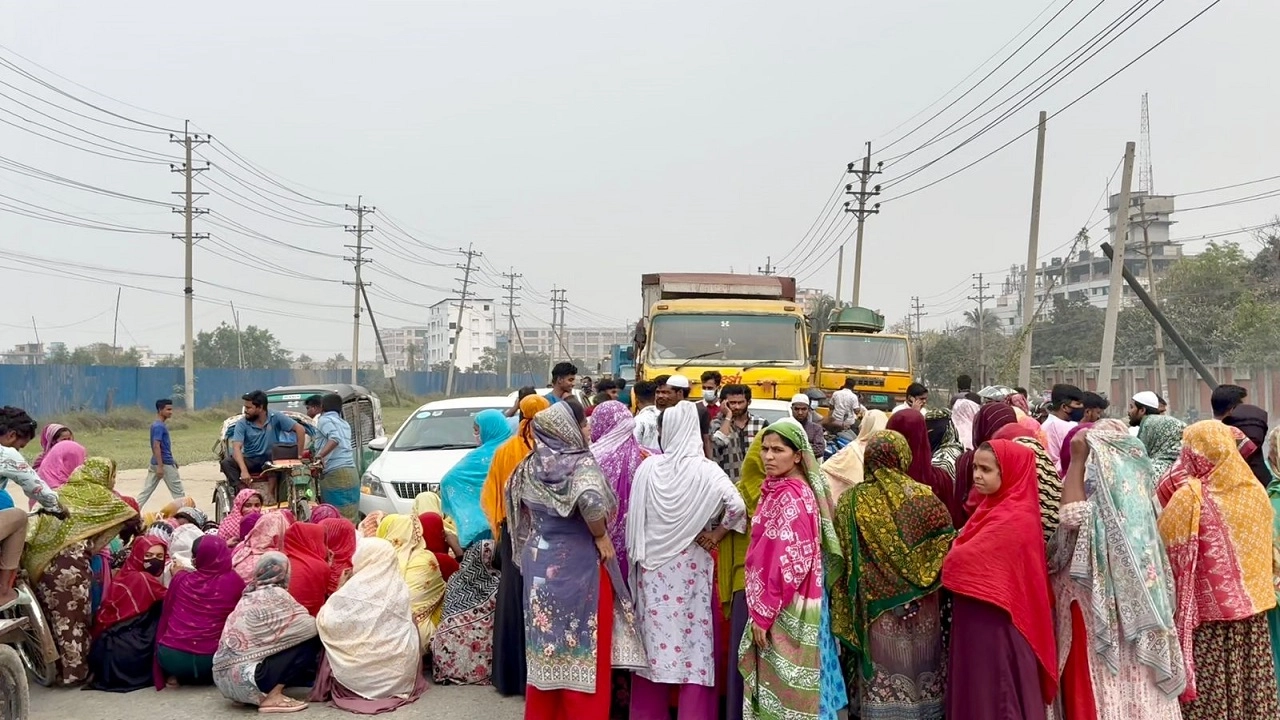 ঢাকা সিলেট মহাসড়ক অবরোধ করে শ্রমিকদের বিক্ষোভ