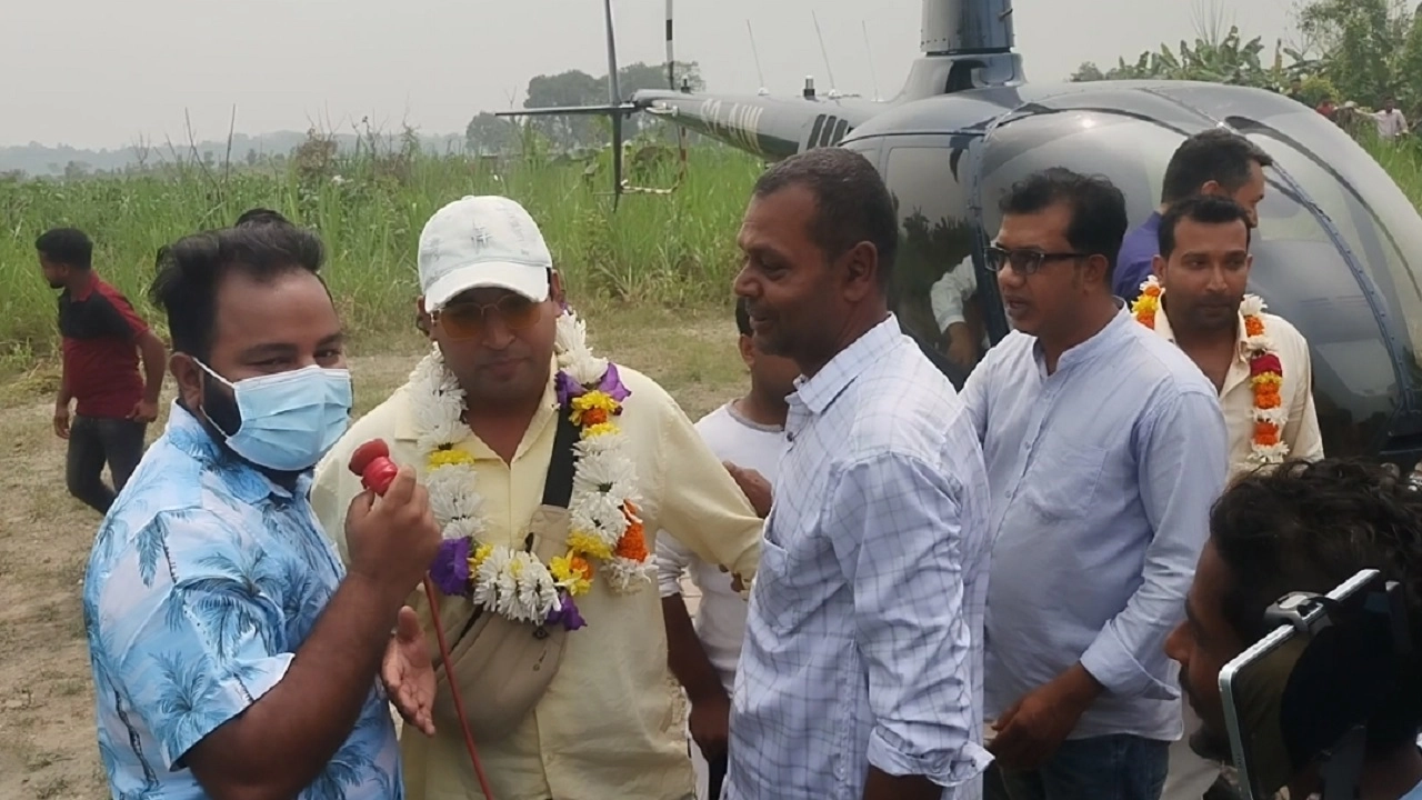 হেলিকপ্টারে করে মাকে নিয়ে গ্রামে এলেন দুই ভাই