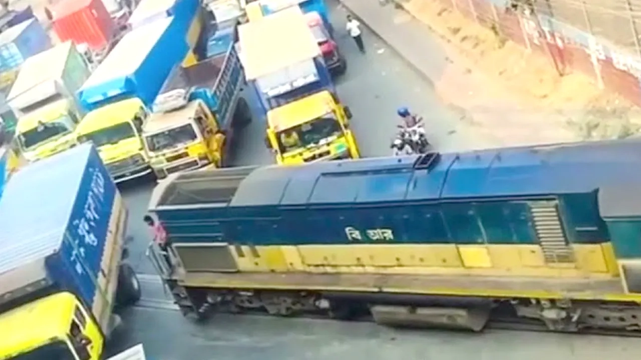 মঙ্গলবার (১০ মার্চ) চট্টগ্রাম নগরের সল্টগোলা রেলক্রসিং এলাকায় এমন বিরল ঘটনার দেখা মেলে। 