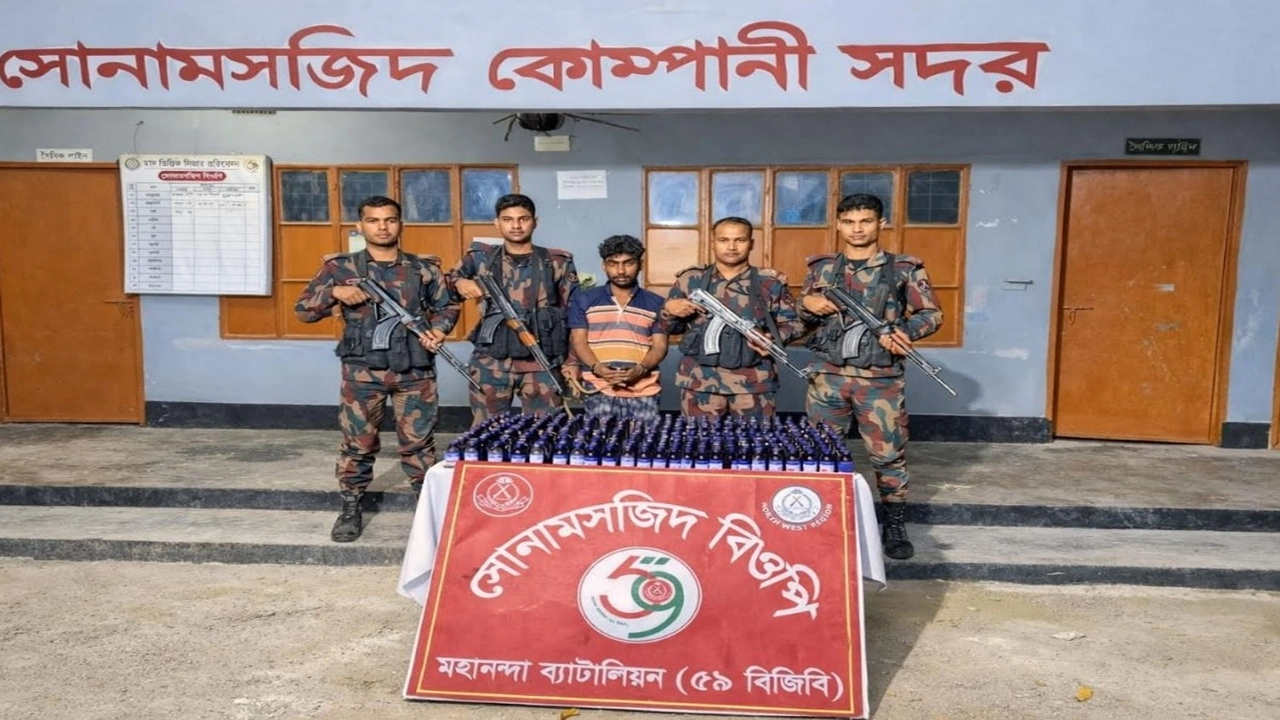 চাঁপাইনবাবগঞ্জে সীমান্তে ৫৯ বিজিবির অভিযানে নেশাজাতীয় সিরাপ ও ট্যাবলেটসহ আটক ১