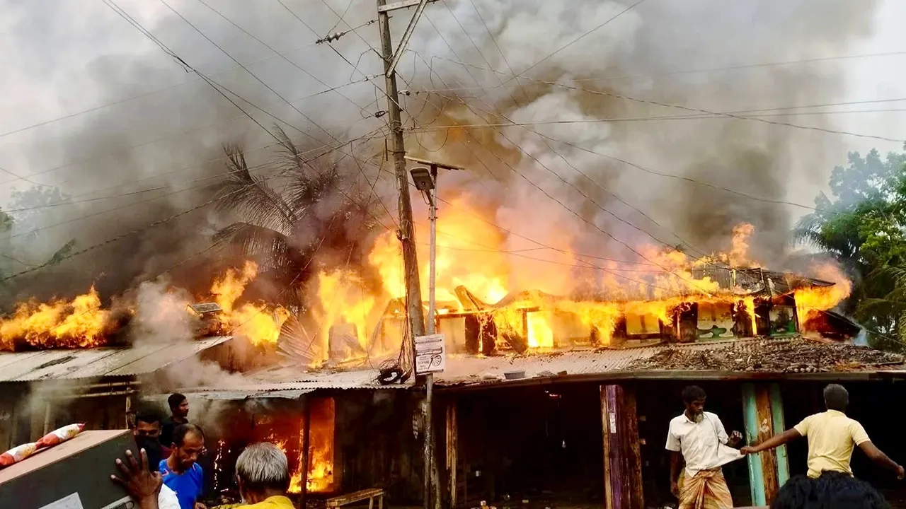 আমতলীতে ভয়াবহ অগ্নিকাণ্ডে ৭ দোকান পুড়ে ছাই