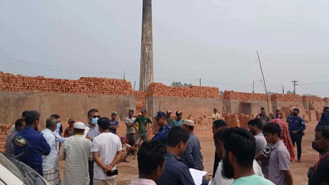 নরসিংদীর পলাশে অবৈধ ইটভাটার বিরুদ্ধে মোবাইল কোর্টের অভিযান