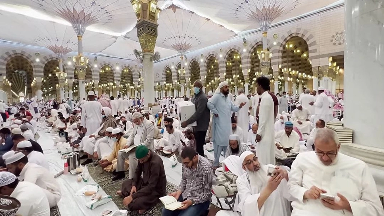 মসজিদে নববীতে হাজার হাজার মুসল্লি ইতিকাফ করছেন