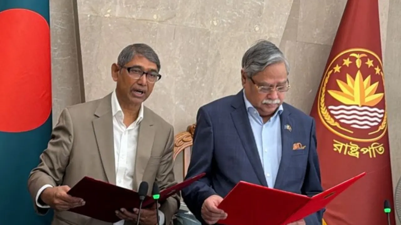 মন্ত্রী হিসেবে আহমেদ আযম খানকে শপথ পড়াচ্ছেন রাষ্ট্রপতি মো. সাহাবুদ্দিন। ছবি: সংগৃহীত