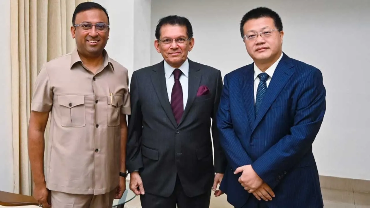 বাম পাশ থেকে প্রধানমন্ত্রীর উপদেষ্টা হুমায়ুন কবির, পররাষ্ট্রমন্ত্রী ড. খলিলুর রহমান ও চীনের রাষ্ট্রদূত ইয়াও ওয়েন