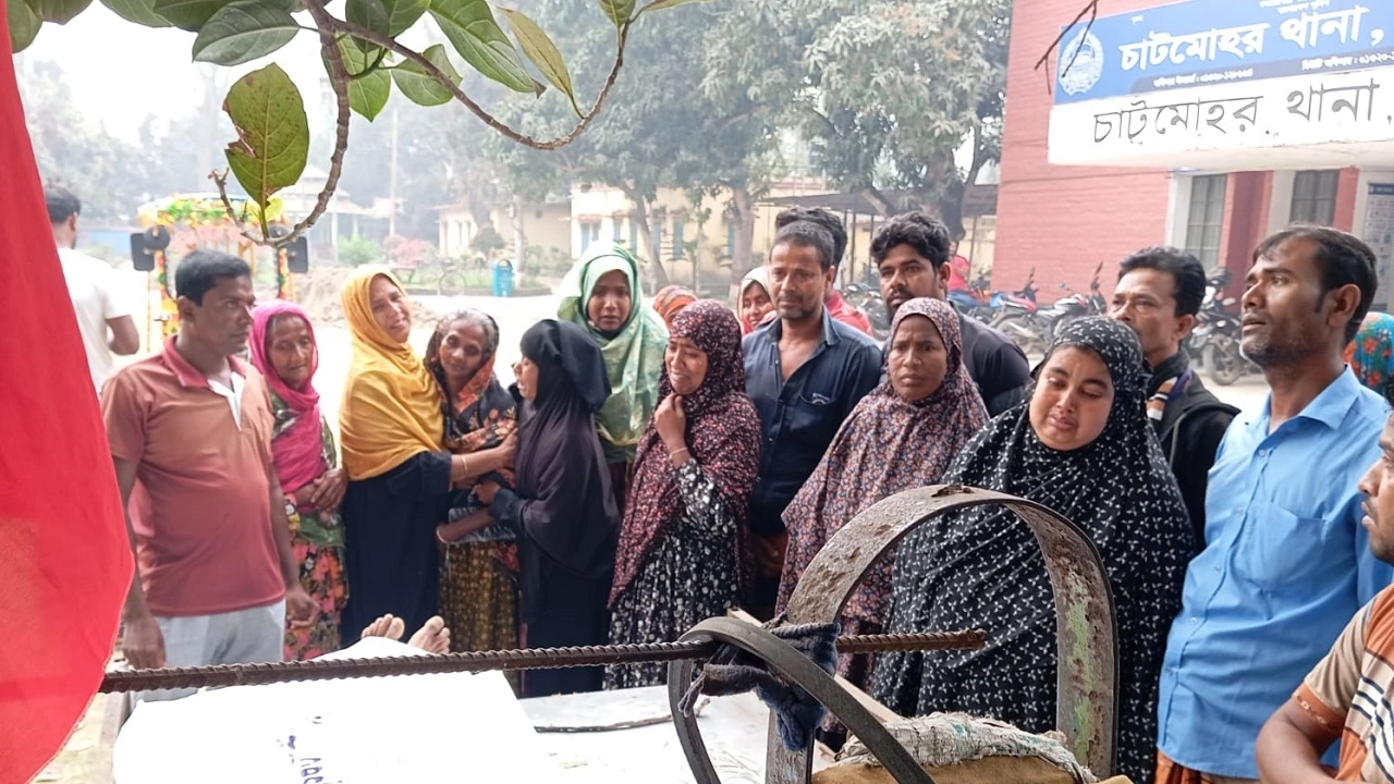 নিহত ইমরানের লাশ উদ্ধার করে পুলিশ