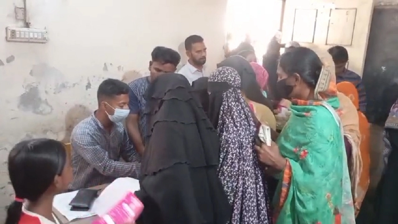 ভিজিএফের চাল বিতরণ