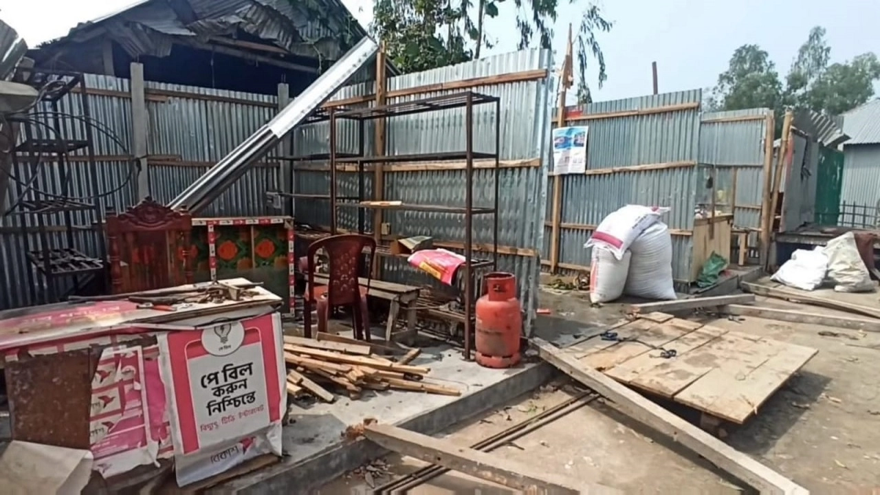 লালমনিরহাটে ঝড়ে লন্ডভন্ড অর্ধশতাধিক ঘরবাড়ি
